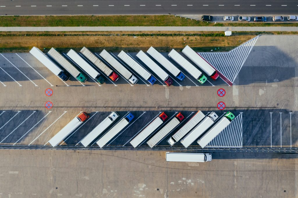 Vista aérea de caminhões estacionados em um pátio.